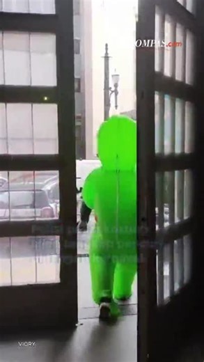 Aksi Polisi Jadi Alien, Ciduk Maling HP di Karnaval