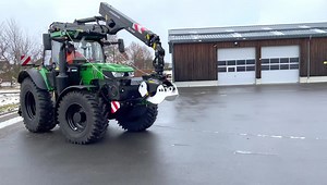 KOTSCHENREUTHER Forst- und Systemschlepper Der Kommunalschlepper mit einem leistungsfähigen Ladekran für den professionellen Einsatz auf Bauhöfe, in Wasserwirtschaftsämter und Lohnunternehmen. Weitere Infos hierzu bei unserem Verkaufsberater Udo Bätz Mobil 0151-52738003. Euer KOTSCHENREUTHER Team | Kotschenreuther Forst-& Landtechnik