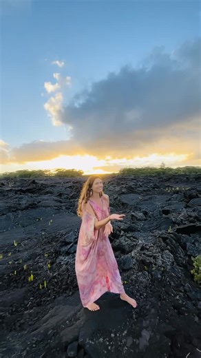 Margo Free • Electronic Music & Sound Healing on Instagram: "I am beyond grateful to experience a lifetime where I have liberated my truth through light language 🥰 what is most miraculous is the healing I have witnessed my students experience over the years of teaching this modality… it changes your vibration, it rewires your neural pathways, it can even change your reality 🙏🏻 My 39 video channeling light language course for healing is coming out before the end of this month and for the first