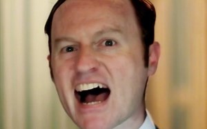 麦考夫鼓励夏洛克视频流出