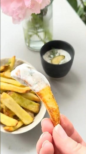 Deine Pommes noch leckerer – dank Gewürzgurken und cremigem Knoblauch-Gurken-Dip! 🥒🍟