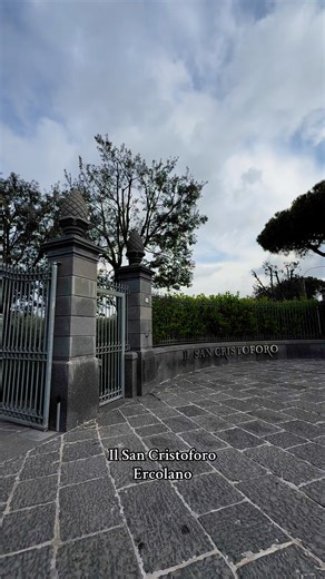 “Il San Cristoforo, con i suoi 40.000 metri quadri di parco, è il luogo ideale per vivere un sogno a occhi aperti, immersi nella bellezza della natura e nella tranquillità.”#wedding #ilsancristoforo #ercolano #resortvesuvio #weddingplanner | Il San Cristoforo