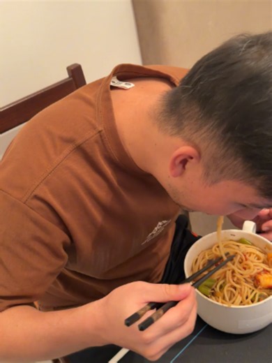 طبخة اليوم ومعاها شوية حكايات 😂🍳❤️ نطبخ، نحكي، ونشارككم تفاصيل من حياتي… وكأنكم قاعدين معايا في المطبخ 🥰 شنوّة تحبّوا نحكيلكم في الفيديو الجاي؟ 👀👇 #fypシ #viral #cooking #storytime #china