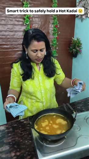 Limi ki Duniya on Instagram: "Simple logic, No Risk! 😉🤯 Holding a hot kadai can be dangerous if not done correctly 🔥 Try this smart and easy kitchen trick to safely hold a hot kadai without burning your hands. Perfect for daily cooking, this desi kitchen hack will make your work safer and easier. Save this tip and share with someone who cooks every day! ✨ Your Queries: hot kadai handle hack, how to hold hot kadai safely, kadai safety trick, kitchen safety tips, hot pan handling hack, desi kit