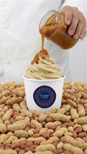 🥜✨ ASMR Glace Cacahuète Caramel Une glace gourmande et enveloppante où la cacahuète torrifiée révèle toute sa profondeur, délicatement effilée selon une méthode traditionnelle, puis sublimée par la douceur fondante d’un caramel ambré. Création du chef glacier Morgan Lechâtellier #food #foodporn #glace #maroc | Oriental Legend Maroc