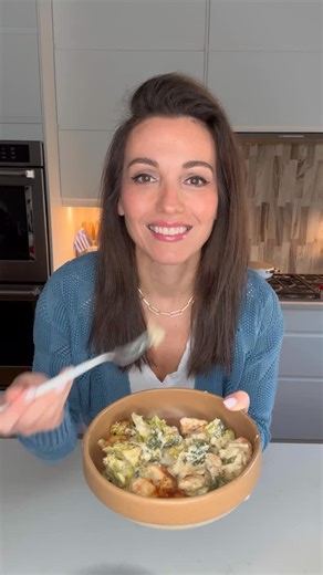Stella Drivas 🇬🇷🇺🇸 on Instagram: "CREAMY CHICKEN BROCCOLI BAKE 🥦 an epic dinner any day of the week 👑 💥If you enjoy recipes like this one, make sure you PREORDER my NEW COOKBOOK📚 link in bio 🔗 or comment COOKBOOK💥 PS: Go to the follow or following button in my profile and hit the ⭐️ to add me to FAVORITES Comment RECIPE to receive a link for this post in your DMs ✨✨✨ Full recipe is on my website: https://hungryhappens.net/creamy-chicken-broccoli-bake-low-carb/ 💙Stella"