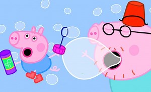 小猪佩奇、乔治和好朋友们一起玩吹泡泡的游戏