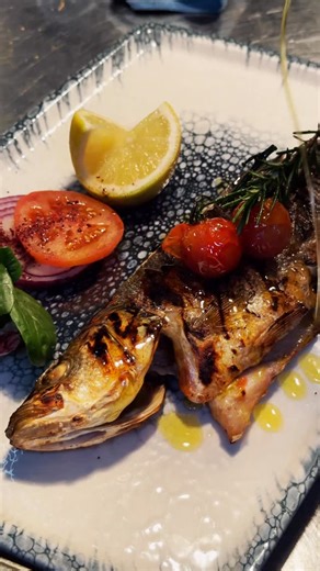 Fasil Restaurant Lounge Bar on Instagram: "🔥 Winterlicher Genuss im FASIL 🐟 Auch in der kalten Jahreszeit setzen wir auf klare Aromen und kompromisslose Qualität. Unser frisch gegrillter Fisch wird schonend auf dem Grill zubereitet, außen perfekt gebräunt, innen zart und saftig. Verfeinert mit Rosmarin, Kirschtomaten und einem Hauch Zitrone entsteht ein Gericht, das leicht bleibt und dennoch Tiefe hat. Reduziert. Elegant. Auf den Punkt. Genau so verstehen wir Fine Dining im FASIL – ehrlich, ho