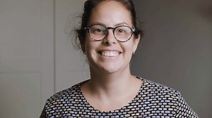 Portrait Beautiful Woman Smiling Looking Camera Stock Footage Video (100% Royalty-free) 1042615393 | Shutterstock