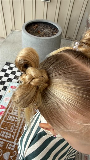 Jord Call on Instagram: "the hair bows were our first real viral video 3 years ago! It’s SO FUN to see @shopbanksgirl making them trend again! Seriously perfect for the holidays!! Hair tutorial, viral bow of hair, how to make a bow of hair, holiday hair ideas, cute hair for little girls"