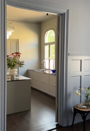 Bespoke kitchen with Alberta fronts. Aldo availible as fronts for IKEA cabinets 🔨 What do you think? #kitcheninspiration #scandinaviankitchen #kitchendesign #inredning #lucksbyrobo