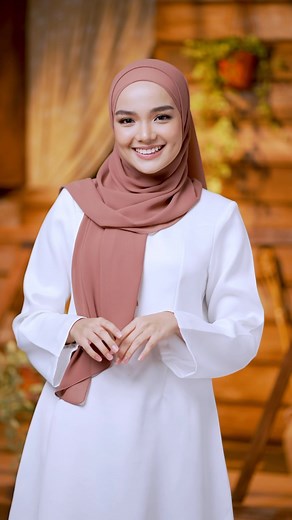 18K views · 19K reactions | A little twist to your daily look with Basic Essential. ❤️ Achieve a simple yet elegant look with this tutorial!  Featuring Basic Essential in Pecan Brown. #AlhumairaBasicEssential #SempurnaRaya2023 | Alhumaira | Facebook