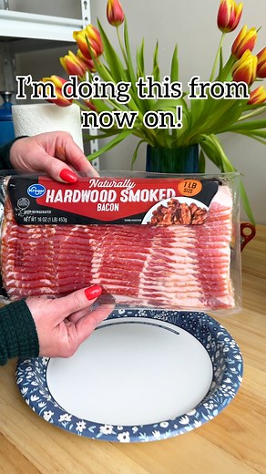 How to make extra crispy bacon in the microwave! 🥓 Use a microwave safe plate, layer paper towels, and place bacon in single layer without overlapping! #breakfastideas #bacon #microwave | Jeff & Lauren