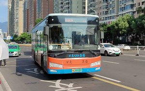 福州公交台江步行街站两台松正四川流混动暴躁起步