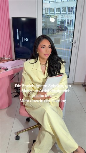 1. Eine professionelle Ausbildung machen Eine gute Schulung gibt dir die richtigen Techniken, Hygiene Standards und Sicherheit im Umgang mit Kunden. 2. Viel üben und Erfahrung sammeln Je mehr Gesichter du schminkst, desto sicherer wirst du verschiedene Hauttypen und Gesichtsformen sind wichtig. 3. Ein starkes Portfolio aufbauen Vorher-Nachher Bilder zeigen deine Arbeit und helfen dir, neue Kundinnen zu gewinnen. 4. Social Media nutzen Instagram und TikTok sind heute ein wichtiger Teil, um sichtb