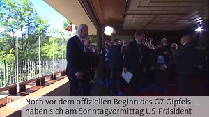US-Präsident Joe Biden und Bundeskanzler Olaf Scholz traten auf Schloss Elmau zu einem kurzen Zweiergespräch vor die Presse. Biden betonte den Zusammenhalt mit Deutschland, insbesondere vor dem Hintergrund des Ukraine-Kriegs. Weitere News im Ticker. https://www.br.de/nachrichten/deutschland-welt/g7-gipfel-im-newsticker-alle-entwicklungen-auf-schloss-elmau,T84MF04 | BR24