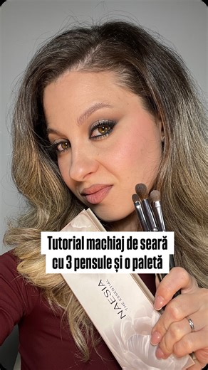 Andreea Grecu Make-up Artist on Instagram: "Inca un tutorial de machiaj simplificat cat sa il poti realiza doar cu 3 pensule și farduri dintr-o singură paletă*! 👌🏻 *in cazul in care le vreti fix pe cele folosite de mine, puteti folosi codul “andreeagrecu” la pensulele @vondeeabeauty.ro și “Andreeagrecu10” pentru @naesiacosmetics #beginnermakeuptutorial #eyemakeuptutorial #eyemakeup #haloeyemakeup #makeupforbeginners"