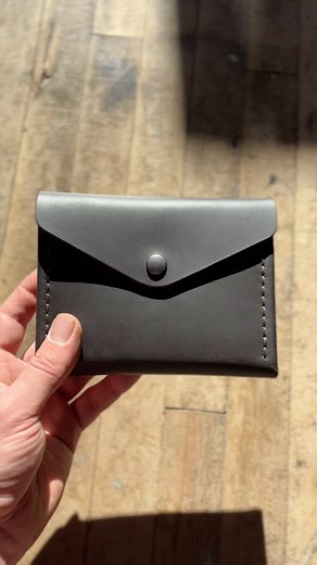 Only one left! Our special edition fly wallet, crafted from premium Wickett & Craig leather, is almost gone. Built to last through endless adventures, this unique piece won’t be back anytime soon. Don’t miss your chance! Plus qu’un seul en stock! Notre portefeuille à mouche en édition spéciale, fabriqué avec le cuir haut de gamme de Wickett & Craig, est presque épuisé. Conçu pour durer à travers des aventures sans fin, cette pièce unique ne reviendra pas de sitôt. Ne manquez pas votre chance! #t