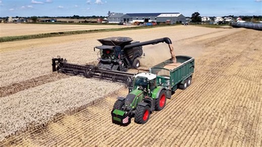Fendt 10T combine with MacDon header