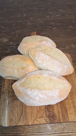 Hoy les voy a enseñar cómo hacer bolillos caseros paso a paso 😍🥖 Les explico todos los ingredientes y el proceso para que te queden esponjositos por dentro y doraditos por fuera. ¡Anímate a prepararlos en casa, verás que saben deliciosos y huelen riquísimo! 💛✨ | Lidia Meza Martinez