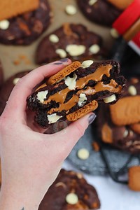 Biscoff Stuffed NYC Cookies 😋 🗽Gooey and giant Biscoff stuffed NYC Cookies with the most delicious chocolate chip cookie mix!! I merged two of my epic cookie recipes into one because it is one of my favourites! How can it not be?! ❤️ This is a cookie, stuffed with a gooey biscoff centre… you can’t go wrong. 🤤 🍪 Recipe 🍪 Ingredients ▪️8 large spoonfuls Biscoff spread (about 30g each) ▪️125g unsalted butter ▪️175g light brown soft sugar ▪️1 egg ▪️1 tsp vanilla extract (optional!) ▪️250g plain