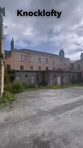 Once home to earls, then the scene of a bizarre IRA kidnapping — Knocklofty House is about to rise from the ruins. 🏛️ Built in the 1790s for the Earls of Donoughmore, Knocklofty House stood as a Georgian gem in Clonmel. But in 1974, it made headlines when Lord and Lady Donoughmore were kidnapped from their driveway by the IRA — held hostage for days… over tea, newspapers, and some awkward small talk. ⏳ The house later fell into disrepair, left to rot for decades — but now? It’s been bought and 