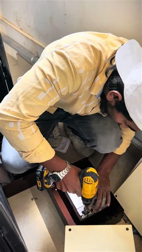 MCCB input output ups’ connection