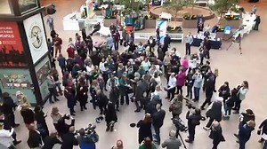 LOVE IS ALL AROUND <3 Hat toss tribute to Mary Tyler Moore in Minneapolis, Minnesota | Fox 9