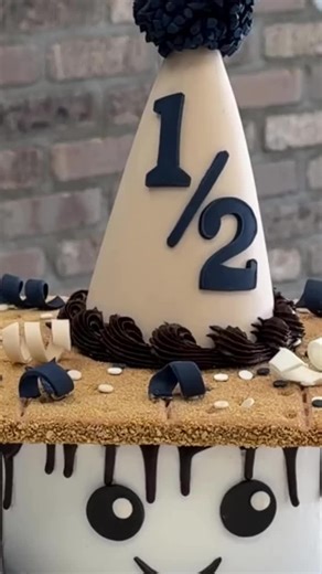 A cozy s’mores half-birthday cake made for a sweet milestone 🔥🍫 This custom cake is inspired by classic s’mores flavors — graham cracker layers, chocolate drip, marshmallow details, and a playful party hat topper to celebrate a big ½ birthday moment.