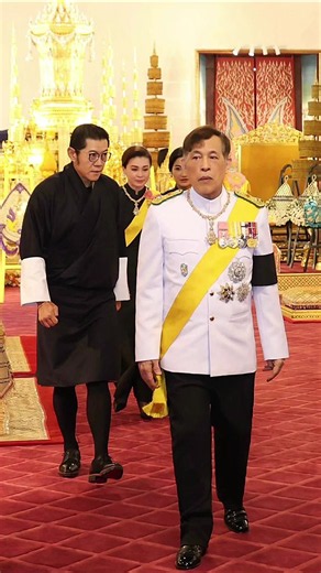 🇹🇭🇧🇹 วันนี้(๑๘ มิถุนายน ๒๕๖๙) เวลา ๑๐.๐๙ น. พระบาทสมเด็จพระเจ้าอยู่หัว และสมเด็จพระนางเจ้าฯ พระบรมราชินี เสด็จพระราชดำเนินพร้อมด้วย สมเด็จพระราชาธิบดี และสมเด็จพระราชินีแห่งราชอาณาจักรภูฏาน และพระบรมวงศานุวงศ์ ไปในการพระราชพิธีทรงบำเพ็ญพระราชกุศลสัตตมวาร พระราชทานพระศพ สมเด็จพระเจ้าลูกเธอ เจ้าฟ้าพัชรกิติยาภา นเรนทิราเทพยวดี กรมหลวงราชสาริณีสิริพัชร มหาวัชรราชธิดา ณ พระที่นั่งพิมานรัตยา หมู่พระมหาปราสาท ในพระบรมมหาราชวัง #ในหลวง #พระราชินีสุทิดา #สมเด็จพระราชาธิบดีจิกมี #สมเด็จพระราชินีภูฏาน 