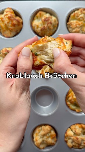 Zutaten: -1 Rolle Knack & Back Brötchen (8Stück) -30g Butter, geschmolzen -2-3 Knoblauchzehen -100g Reibekäse -Gehackte Petersilie Für ca. 12-15 Minuten bei 200Grad backen. Lass es euch schmecken 🫶 #knoblauchbrötchen #backen #schnellerezepte | Veronika Karmanska