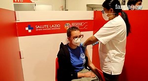 Open Day Astrazeneca alla stazione Termini, gli over 40: “Non vedevamo l’ora di vaccinarci”