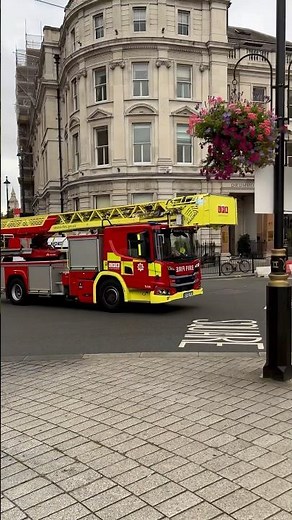 LFB Turntable Ladder responding 🇬🇧🤩