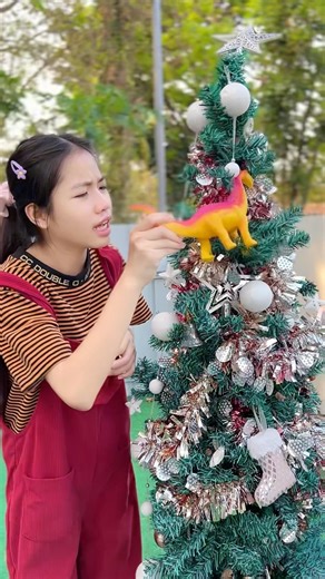 ไดโนเสาร์ หรือ ต้นคริสต์มาส #ตลก #โบ๊ะบ๊ะshorts #พี่นาว