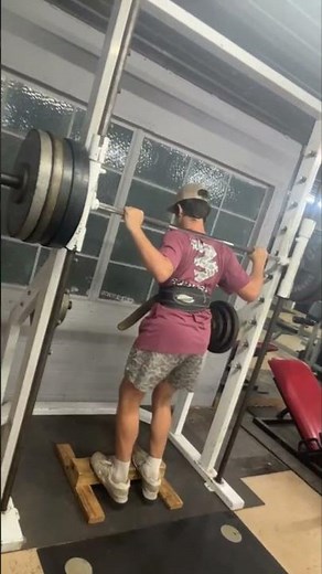 Weightlifter Fails 500-Pound Barbell Squat and Falls