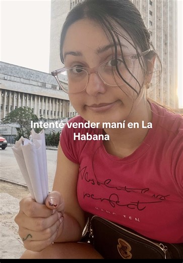 Vendiendo cucuruchos de maní en La Habana