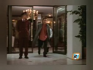 1 x 10 Una storia romantica Avete votato in tanti la scena preferita di questa puntata e quella che ha vinto lo ha fatto veramente con una differenza minima . Se fosse stato per voi , avremmo dovuto pubblicarla tutta ... E come darvi torto 🤷🏼‍♀️😉. Ma alla fine una vincitrice l' abbiamo e non poteva essere diversamente da quella del primo bacio ❤️ Sinossi Dylan chiede a Brenda di uscire con lui per la prima volta , Brenda in preda alla gioia accetta , anche perché , lui glielo chiede mezzo nud