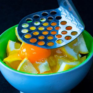 30K views · 579 reactions | Citromos sütemény csupán 5 perc alatt - íme egy trükk amelyet ki kell próbálni Hozzávalók: citrom - 2 db tojás - 3 db növényi olaj - 50 ml tej - 50 ml liszt - 300 g sütőpor - 10 g Tepsi átmérője: 20 cm Sütési idő: 180°C/ 35 perc | Ízletes.TV | Facebook