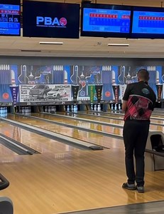 This view is always informative to coaches & bowlers as it shows pre-setting shoulders/hips, slide-side shoulder movement, front-to-back shoulder alignment, back shoulder rotation under the front shoulder, & downswing to follow-through under the body. We also see the synchronization of the down shoulder and downswing (shoulder timing) as well as the trail leg with these two. 🎥 Andrew Anderson | Bowling Knowledge