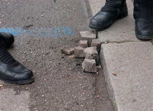 Ravenna, lancio di sampietrini in zona stazione