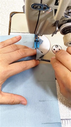 Simple method for sewing triangular lace trim #sewing #sewinghacks #sewapasystem