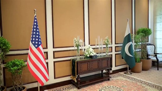 Video of the meeting between US Vice President JD Vance and Pakistani Prime Minister Shehbaz SharifWhat kind of Prime Minister does Pakistan have❓Can't even jump and hug❓If it were ours, he would be making a reel, giggling. US-Iran #Pakistán