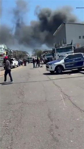 BREAKING: THICK SMOKE RISES FROM HOME AFFAIRS REFUGEE CENTRE IN DURBAN