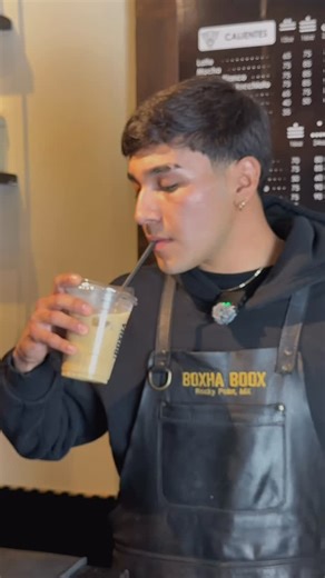 BOXHA BOOX on Instagram: "@javiermezquita_mma 🥊😎 llega a BoxaBox para cambiar el ring por la barra por un día y vivir la experiencia completa del café de especialidad.☕️✨ Disfrutamos de la curiosidad, de las risas y la calma de preparar un buen café con el talento local. ¿A quién más te gustaría ver preparando su café? 👀🔥 Etiquétalo y que se suba al reto. #coffee #rockypoint #cafédeespecialidad #baristartcoffee"