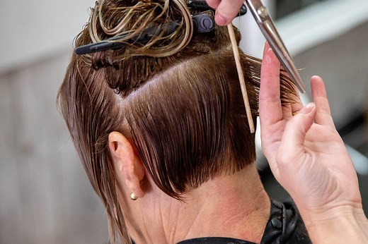 Die schönsten Bob-Frisuren für Frauen ab 60 mit Brille