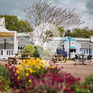 If you’re dreaming of cycle trails, empty beaches and wildlife as close as can be, Hayling Island comes highly recommended. Discover Lakeside Coastal Village here: http://ms.spr.ly/6187nsQs9 | Warner Hotels