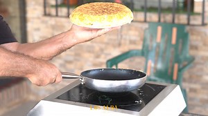 ¿Y que significa la sartén boca abajo? ¡¡¡VIERNES!!! Tortilla de patatas con bacon y queso | Restaurante Los Alba