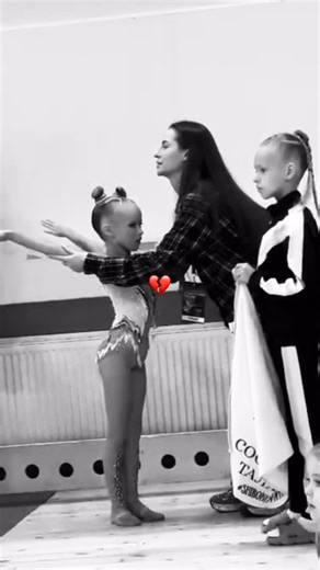 ᴋꜱᴇɴɪᴀ ᴘᴇᴋʜᴛᴇʀᴇᴠᴀ 💓🤸🏼‍♀️ on Instagram: "«А я сотру горизонт, и разобью пополам»💔🚀 Всё возможно когда с тобой рядом невероятная поддержка ❤️ @shirokova_coach 💔🥹 @sisters_pekhterevy 💫 @soobschestvo.talantov_chg 🖤 #shirokovateam #shirokova #shirokovacoach #coach #гимнастка #гимнсткаитренер #гимнастка2018 #2018 #тренер #хг #художественнаягимнастикамосква #художественнаягимнастика #пехтереваксения2018"