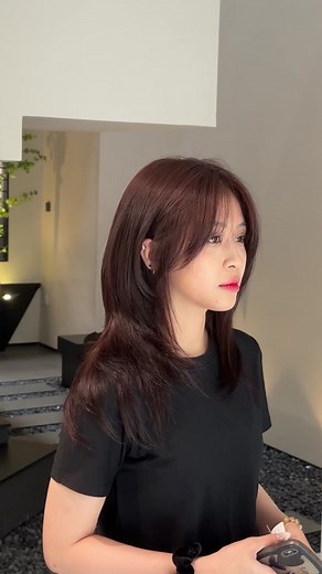 Sáng tạo từ Disconnected Layer theo yêu cầu và chất tóc của khách, stylist tư vấn và thiết kế cho bạn khách form Soft Hush Cut kết hợp cùng mái bay mưa vừa cá tính vừa đáng yêu và cực dễ ứng dụng 🖤 #btchairstudio #cắtlayer #cắttocđep #hushcut #cắttóc #hushcut with curtain bangs medium hair