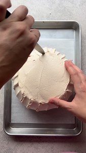 Crack that top 👏🏻 This is how my MIL decorates her TALL Pavlovas every Christmas! 🎄 It means you can fill it with loads of cream without it sliding off 😍 Genius. Find the recipe on Sweetest Menu OR comment RECIPE and I’ll send you the link for my mother-in-law’s famous Pavlova recipe ❤️ https://www.sweetestmenu.com/pavlova/ #pavlova #christmas #recipe | Sweetest Menu